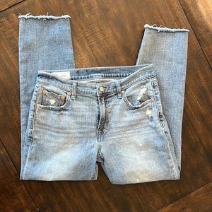 Women’s Gap girlfriend mid rise ankle length jeans. Regular inseam.